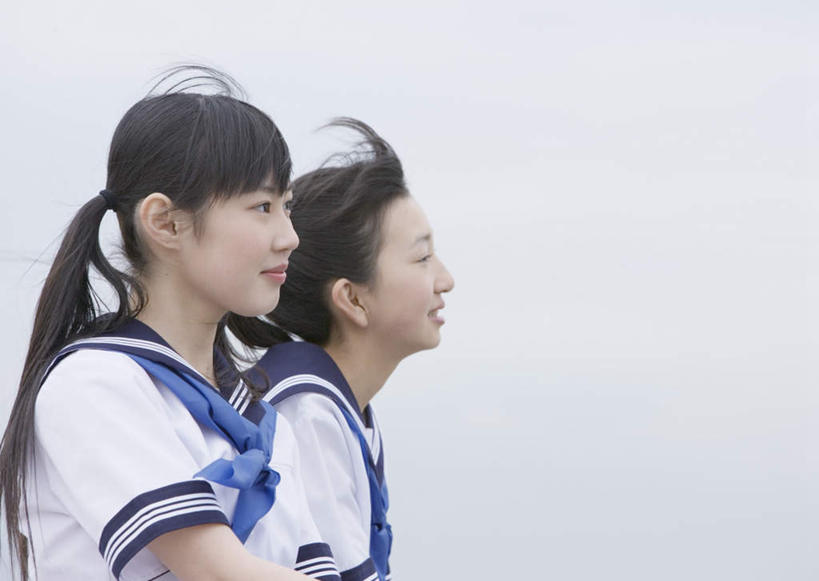 东方人,两个人,伙伴,朋友,坐,笑,微笑,露齿笑,横图,室外,白天,侧面,制服,友谊,亚洲,阴影,服装,朦胧,模糊,光线,影子,注视,黄种人,领巾,蓝色,蓝天,天空,阳光,天,观察,看,同学,校服,晴朗,观看,察看,校友,关注,水手服,学生服,万里无云,同窗,学友,友情,年轻女性,女人,女性,亚洲人,晴空,晴空万里,坐着,半身,彩图,领饰,女生校服,女子校服,日本校服,水兵服