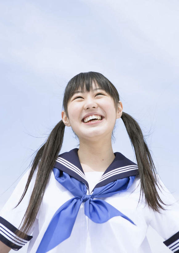 东方人,一个人,学生,站,笑,微笑,露齿笑,竖图,室外,白天,仰视,制服,亚洲,仅一个年轻女性,仅一个女性,仅一个人,阴影,服装,光线,影子,云,云朵,云彩,注视,黄种人,领巾,蓝色,白云,蓝天,天空,阳光,天,观察,看,站着,校服,晴朗,观看,察看,关注,水手服,学生服,年轻女性,女人,女性,亚洲人,晴空,站立,半身,彩图,低角度拍摄,领饰,女生校服,女子校服,日本校服,水兵服