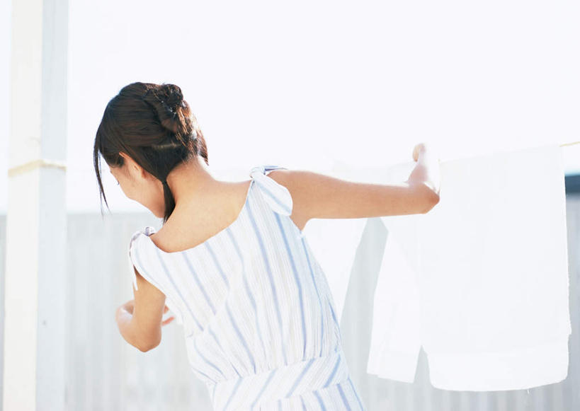 东方人,一个人,露台,站,横图,室外,白天,阳台,亚洲,仅一个年轻女性,仅一个女性,仅一个人,握,阴影,服装,光线,纺织物,影子,拿,拿着,扭头,休闲装,黄种人,背面,衣服,阳光,毛巾,清洁,站着,转头,休闲,休闲服,握着,服饰,保暖,透气,防水,储水,耐磨,吸水,年轻女性,女人,女性,亚洲人,站立,半身,彩图,露天阳台