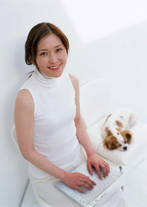 东方人,一个人,坐,笑,微笑,露齿笑,竖图,俯视,室内,白天,电脑,笔记本电脑,靠垫,宠物,狗,椅子,亚洲,仅一个年轻女性,仅一个女性,仅一个人,一条,敲打,服装,网络,木椅,墙,靠枕,注视,休闲装,黄种人,输入,通讯设备,骑士查理王猎犬,墙壁,墙面,衣服,白色,动物,垫子,枕头,打字,看,休闲,思考,休闲服,考虑,可爱,服饰,点击,敲击,无线,关注,通信设备,无线网络,无线上网,便携式电脑,查理士王小猎犬,查理王小猎犬,骑士查理王犬,按键,手提电脑,年轻女性,女人,女性,亚洲人,犬,抬头,仰头,坐着,半身,彩图,高角度拍摄