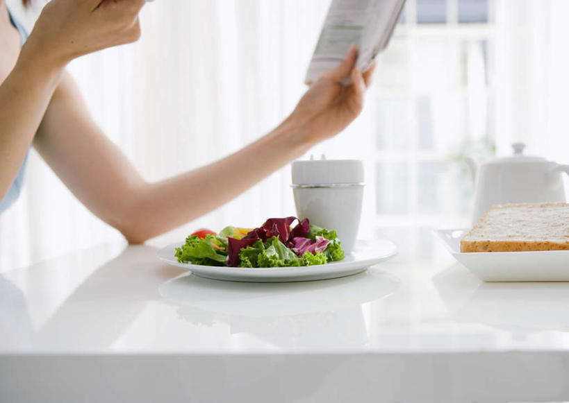 点心,面包,东方人,一个人,坐,横图,室内,白天,侧面,阅读,餐桌,窗户,落地窗,桌子,蔬菜,西红柿,小番茄,椰菜,卷心菜,报纸,杯子,餐具,亚洲,仅一个年轻女性,仅一个女性,仅一个人,握,学习,服装,朦胧,模糊,新鲜,背心,叉子,瓷器,碟子,壶,盘,紫甘蓝,生食,蔬菜沙拉,沙拉,食品,面点,咖啡杯,陶瓷制品,拿,拿着,黄种人,色拉,沙律,紫包菜,玻璃窗,水壶,食物,糕点,衣服,盘子,茶壶,容器,碟,看,赤甘蓝,甘蓝,浏览,握着,服饰,有机食品,绿色食品,餐台,色拉酱,衣着,穿着,千岛酱,瓷杯,紫椰菜,餐叉,衣饰,紫圆白菜,小西红柿,樱桃小番茄,珍珠小番茄,甘蓝菜,年轻女性,女人,女性,亚洲人,进餐用具,樱桃番茄,圣女果,结球甘蓝,红甘蓝,甘兰,番茄,包心菜,坐着,半身,彩图