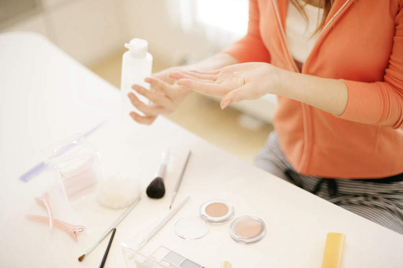 东方人,一个人,坐,捧,横图,俯视,室内,白天,化妆,美容,桌子,亚洲,仅一个年轻女性,仅一个女性,仅一个人,倒,护肤,阴影,服装,裤子,朦胧,模糊,反射,影子,牛仔裤,休闲装,黄种人,衣服,彩妆,化妆刷,瓶子,刷子,塑料制品,保养,享受,休闲,休闲服,橙色,塑料瓶,眼影,放松,保健,服饰,腮红刷,调色盘,美容工具,调色板,养颜,彩妆刷,化妆工具,胭脂刷,年轻女性,女人,女性,亚洲人,端,端着,捧着,手捧,坐着,半身,彩图,高角度拍摄,眼影调色盘