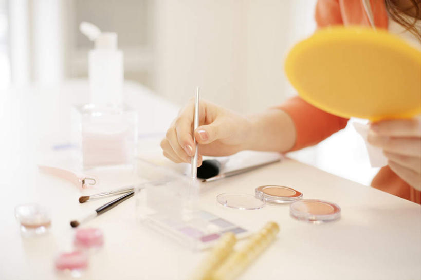 东方人,一个人,坐,捧,横图,俯视,室内,特写,白天,化妆,美容,镜子,桌子,亚洲,仅一个年轻女性,仅一个女性,仅一个人,一把,倒,护肤,阴影,服装,裤子,朦胧,模糊,反射,影子,牛仔裤,休闲装,黄种人,衣服,黄色,彩妆,化妆刷,瓶子,刷子,塑料制品,保养,享受,休闲,休闲服,橙色,塑料瓶,眼影,放松,保健,服饰,腮红刷,调色盘,镜像,美容工具,调色板,镜面,养颜,彩妆刷,化妆工具,光学,手镜,胭脂刷,年轻女性,女人,女性,亚洲人,端,端着,捧着,手捧,坐着,半身,彩图,高角度拍摄,眼影调色盘