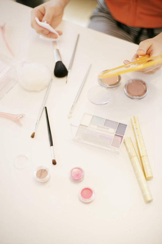 东方人,一个人,坐,捧,竖图,俯视,室内,特写,白天,化妆,美容,镜子,桌子,亚洲,仅一个年轻女性,仅一个女性,仅一个人,一把,倒,护肤,阴影,服装,裤子,朦胧,模糊,反射,影子,牛仔裤,休闲装,黄种人,衣服,黄色,彩妆,化妆刷,瓶子,刷子,塑料制品,保养,享受,休闲,休闲服,橙色,塑料瓶,眼影,放松,保健,服饰,腮红刷,调色盘,镜像,美容工具,调色板,镜面,养颜,彩妆刷,化妆工具,光学,手镜,胭脂刷,年轻女性,女人,女性,亚洲人,端,端着,捧着,手捧,坐着,半身,彩图,高角度拍摄,眼影调色盘