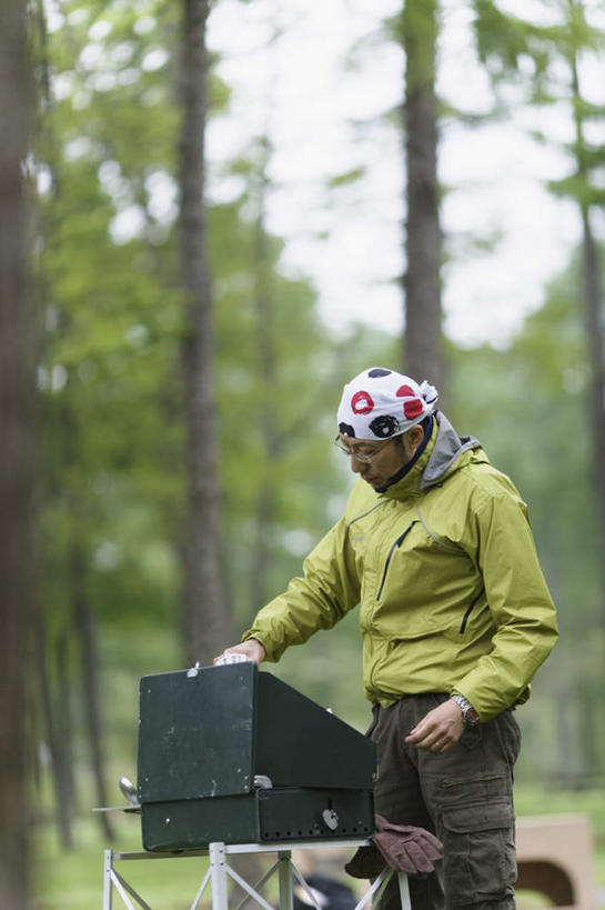 东方人,一个人,站,竖图,室外,白天,正面,聚会,烧烤,美景,森林,树林,植物,亚洲,仅一个男性,仅一个人,仅一个中年男性,一副,握,服装,朦胧,模糊,装饰,头巾,眼镜,景观,野餐,树桩,烤架,烤肉,注视,休闲装,黄种人,树,树干,树木,衣服,绿色,自然,低头,观察,看,站着,休闲,休闲服,木桩,铁架,景色,握着,服饰,生长,成长,观看,华丽,修饰,点缀,察看,关注,自然风光,露营,野营,近视眼镜,宿营,衬托,美观,雅致,雅观,一顶,野炊,男人,男性,中年男性,亚洲人,站立,半身,彩图