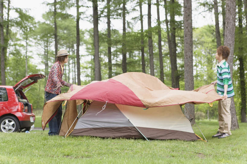 东方人,两个人,伙伴,朋友,站,举,横图,室外,白天,侧面,旅游,度假,友谊,草地,草坪,树林,植物,汽车,帽子,亚洲,一辆,停靠,握,阴影,服装,光线,草帽,影子,帐篷,注视,休闲装,黄种人,娱乐,车,草,树,树木,衣服,绿色,阳光,自然,交通工具,轿车,观察,看,托,站着,享受,休闲,休闲服,放松,握着,服饰,生长,成长,观看,察看,关注,停泊,载具,露营,野营,宿营,友情,男人,男性,年轻男性,亚洲人,举起,举手,举着,向上举,向上伸,向上托,站立,彩图,全身