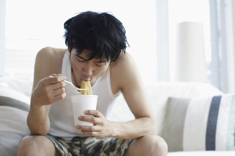 面食,面条,东方人,一个人,客厅,坐,吃,横图,室内,白天,正面,窗户,靠垫,沙发,杯子,餐具,亚洲,仅一个男性,仅一个人,握,服装,背心,叉子,墙,面,靠枕,拿,拿着,注视,黄种人,拉面,玻璃窗,墙壁,墙面,仅一个年轻男性,衣服,白色,纸制品,垫子,枕头,低头,观察,看,握着,服饰,观看,纸杯,察看,起居室,衣着,穿着,关注,杯面,布艺沙发,餐叉,日本拉面,衣饰,客堂,男人,男性,年轻男性,亚洲人,进餐用具,嚼,食,坐着,半身,彩图,日本杯面