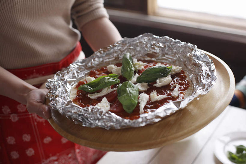 东方人,手,一个人,站,捧,横图,俯视,室内,特写,白天,烹饪,西餐,植物,窗户,桌面,桌子,蔬菜,西红柿,餐具,亚洲,双手,仅一个年轻女性,仅一个女性,仅一个人,阴影,服装,朦胧,模糊,新鲜,反射,木制,包装,包装纸,碟子,铝箔纸,盘,围裙,锡箔纸,影子,纸,香料,料理,食品,披萨,匹萨,草药,纸张,休闲装,黄种人,菜肴,美食,中药,玻璃窗,食物,衣服,盘子,木制品,碟,快餐,香草,站着,休闲,手部,休闲服,西式,服饰,佳肴,有机食品,绿色食品,罗勒,包装材料,比萨,紫苏,药材,中草药,西式快餐,锡箔,垃圾食品,铝箔,意大利薄饼,九层塔,圣约瑟夫草,甜罗勒,兰香,中药材,本草,年轻女性,女人,女性,亚洲人,洋柿子,柑仔蜜,番茄,臭柿,端,端着,捧着,手捧,站立,半身,彩图,高角度拍摄,玛格丽特披萨,六月柿,喜报三元