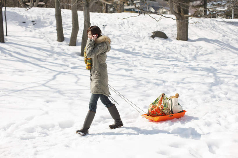 东方人,一个人,走,说,打电话,横图,室外,白天,侧面,购物,讨论,消费,雪,大雪,袋子,电话,礼盒,礼物,手机,鞋子,亚洲,仅一个女性,仅一个人,一双,握,阴影,服装,光线,包装袋,手提袋,影子,雨鞋,雨靴,纸盒,积雪,雪景,冬季,冬天,树桩,购物袋,注视,黄种人,通讯设备,靴子,车,盒子,树干,衣服,阳光,包装盒,礼品盒,交通工具,观察,看,仅一个中年女性,温暖,木桩,寒冷,握着,金融,服饰,礼品,观看,羽绒服,保暖,雪橇,察看,御寒,购买,关注,载具,胶鞋,雪橇车,贸易,一部,严寒,冬装,交流,女人,女性,中年女性,亚洲人,步行,沟通,讲话,交谈,散步,商讨,说话,谈话,通话,走路,彩图,全身