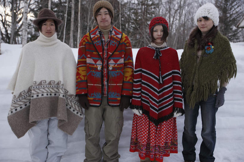 东方人,四个人,伙伴,朋友,站,横图,室外,白天,正面,毛衣,旅游,度假,友谊,美景,树林,雪,植物,大雪,帽子,亚洲,一排,服装,整齐,积雪,景观,雪景,冬季,冬天,注视,休闲装,黄种人,娱乐,树,树木,排列,衣服,绿色,自然,披肩,观察,看,站着,享受,休闲,休闲服,景色,放松,寒冷,服饰,生长,成长,观看,察看,队列,关注,自然风光,线衫,棉帽,严寒,毛线衣,绒线衣,友情,男人,男性,年轻男性,年轻女性,女人,女性,亚洲人,站立,半身,彩图,绒衣,套衫,套头毛衣,线衣,云肩