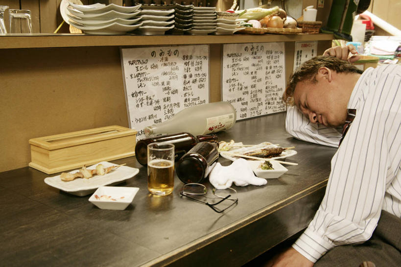 啤酒,东方人,一个人,商务人士,商务男性,酒吧,坐,闭眼,睡,横图,室内,白天,侧面,衬衫,桌面,桌子,指示牌,杯子,餐具,亚洲,仅一个男性,仅一个人,仅一个中年男性,一排,许多,套装,整齐,木制,标志,碟子,盘,文字,字符,字母,酒类,很多,扭头,黄种人,标识,玻璃制品,酒,饮料,排列,盘子,木制品,水杯,碟,趴着,转头,队列,商务装,工薪阶层,男人,男性,中年男性,亚洲人,白领,上班族,玻璃杯,闭眼睛,闭着眼,闭着眼睛,困,困觉,趴,寝息,睡觉,坐着,半身,彩图,衬衣,酒吧间,酒馆