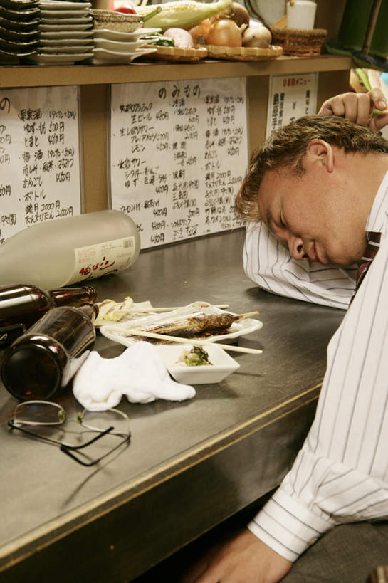 啤酒,东方人,一个人,商务人士,商务男性,酒吧,闭眼,睡,竖图,俯视,室内,白天,衬衫,餐桌,桌子,餐具,亚洲,仅一个男性,仅一个人,仅一个中年男性,一副,阴影,套装,反射,碟子,盘,眼镜,影子,领带,酒类,黄种人,玻璃制品,酒,酒瓶,饮料,盘子,玻璃瓶,瓶子,碟,趴着,啤酒瓶,餐台,象征,庄重,商务装,身份,近视眼镜,工薪阶层,正式,地位,男人,男性,中年男性,亚洲人,白领,上班族,闭眼睛,闭着眼,闭着眼睛,困,困觉,趴,寝息,睡觉,半身,彩图,高角度拍摄,衬衣,酒吧间,酒馆