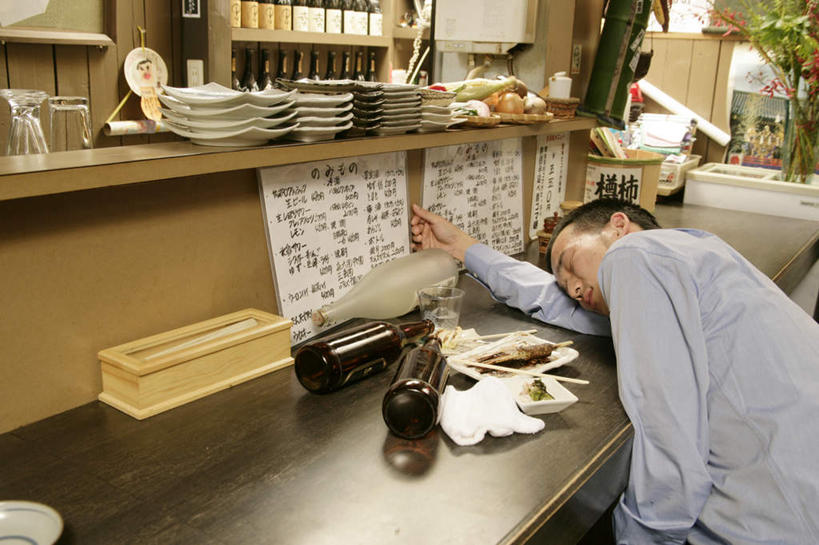 啤酒,东方人,一个人,商务人士,商务男性,酒吧,闭眼,睡,横图,俯视,室内,白天,衬衫,餐桌,桌子,餐具,亚洲,仅一个男性,仅一个人,仅一个中年男性,阴影,套装,反射,碟子,盘,影子,酒类,黄种人,玻璃制品,酒,酒瓶,饮料,盘子,玻璃瓶,瓶子,碟,趴着,啤酒瓶,餐台,商务装,工薪阶层,男人,男性,中年男性,亚洲人,白领,上班族,闭眼睛,闭着眼,闭着眼睛,困,困觉,趴,寝息,睡觉,半身,彩图,高角度拍摄,衬衣,酒吧间,酒馆