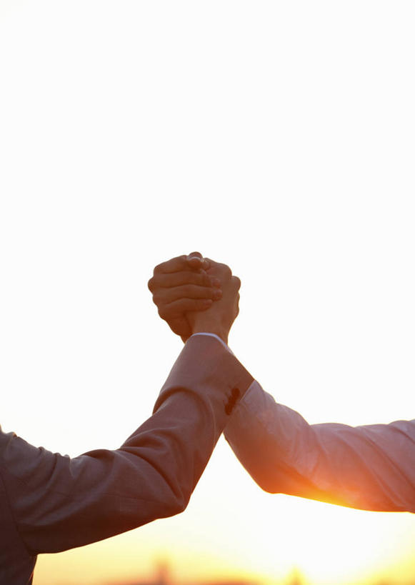 东方人,手,两个人,同事,商务人士,商务男性,举,握手,竖图,室外,特写,白天,仰视,衬衫,成功,合作,团队,集体,信心,日落,亚洲,阴影,套装,光线,影子,晚霞,霞光,落日,黄种人,队伍,阳光,黄昏,托,手部,彩霞,单手,领导,成就,商务装,合伙,领袖,工薪阶层,夕照,男人,男性,年轻男性,亚洲人,白领,上班族,夕阳,搀手,举起,举手,举着,拉手,手搀手,手拉手,手牵手,手握手,向上举,向上伸,向上托,半身,彩图,低角度拍摄,衬衣,斜阳