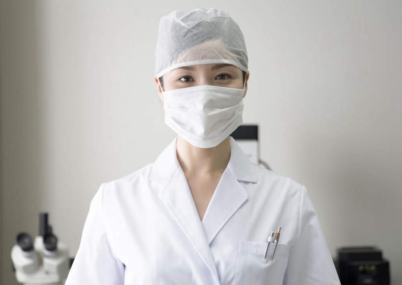 东方人,一个人,科学家,站,横图,室内,白天,正面,实验,研发,仪器,帽子,亚洲,仅一个年轻女性,仅一个女性,仅一个人,阴影,服装,检查,研究,反射,分离,分析,科学,显微镜,影子,墙,实验室,研究室,过滤,分开,注视,黄种人,墙壁,墙面,衣服,白色,口罩,观察,看,站着,隔断,清晰,探索,遮掩,服饰,放大,观看,隔离,仔细,透镜,科研,察看,卫生,掩盖,凸透镜,遮挡,聚焦,衣着,科研人员,白大褂,穿着,关注,净化,间隔,化验,研究者,预防,检验,研究所,遮盖,实验服,防尘,科学研究者,化验室,检验室,光学,清楚,掩饰,断绝,隔开,屏蔽,屏绝,远离,中断,阻遏,阻隔,衣饰,年轻女性,女人,女性,亚洲人,科学工作者,站立,半身,彩图,实验衣