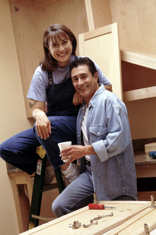 西方人,中年人,两个人,家庭,夫妻,站,坐,笑,攀登,微笑,露齿笑,竖图,室内,白天,正面,爱情,柜子,欧洲,欧洲人,握,服装,木制,梯子,阶梯,墙,储物柜,浪漫,拿,拿着,注视,休闲装,墙壁,墙面,衣服,木制品,观察,看,站着,休闲,温暖,温馨,一家人,休闲服,爬,恩爱,搭,握着,恋人,服饰,观看,上升,和睦,察看,储存,搭着,关注,人字梯,登高,储备,蕴藏,贮备,男人,男性,女人,女性,中年男性,中年女性,白种人,夫妇,情侣,攀爬,站立,坐着,半身,彩图,伴侣,融洽,贮存