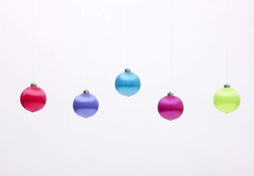 无人,横图,彩色,室内,特写,白天,白色背景,正面,静物,圣诞节,五个,一排,许多,吊挂,悬挂,节日,庆祝,整齐,装饰,挂饰,圣诞球,挂,文化,球,排列,庆典,球体,摄影,影棚,纪念,五颜六色,华丽,修饰,色彩斑斓,点缀,队列,五彩缤纷,衬托,美观,雅致,雅观,五彩斑斓,五光十色,彩图,影棚拍摄,拍摄