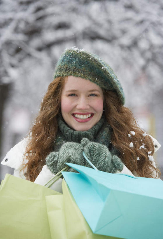 西方人,一个人,站,笑,微笑,露齿笑,竖图,室外,白天,正面,购物,消费,雪,植物,大雪,袋子,帽子,欧洲,欧洲人,仅一个年轻女性,仅一个女性,仅一个人,一条,阴影,服装,朦胧,模糊,装饰,光线,包装袋,手提袋,影子,积雪,雪景,冬季,冬天,枝条,购物袋,拎,注视,休闲装,树,树木,树枝,衣服,阳光,围巾,观察,看,站着,休闲,温暖,休闲服,寒冷,金融,服饰,围脖,观看,保暖,华丽,点缀,察看,御寒,购买,关注,贸易,衬托,美观,雅致,雅观,一顶,棉帽,严寒,虬枝,枝杈,年轻女性,女人,女性,白种人,站立,半身,彩图,拎着