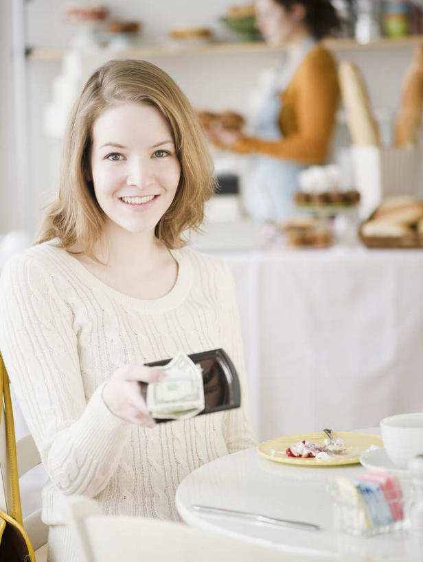 点心,面包,西方人,两个人,服务员,餐厅,站,坐,笑,微笑,露齿笑,竖图,室内,白天,正面,钱,美元,餐桌,桌子,杯子,欧洲,欧洲人,握,阴影,服装,朦胧,模糊,反射,布料,瓷器,钱币,影子,墙,食品,面点,咖啡杯,陶瓷制品,美金,布纹,注视,休闲装,顾客,墙壁,墙面,桌布,食物,糕点,衣服,白色,餐巾,台布,观察,看,站着,休闲,休闲服,握着,钞票,金融,纸币,服饰,经济,餐台,观看,察看,关注,美圆,瓷杯,流通,纸钞,贸易,主顾,货币,现金,年轻女性,女人,女性,白种人,服务生,侍者,站立,坐着,半身,彩图,餐馆,饭店,饭馆