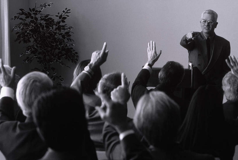 西方人,背部,同事,商务人士,商务男性,商务女性,站,坐,举,笑,说,微笑,露齿笑,横图,室内,白天,正面,衬衫,讨论,成功,合作,团队,集体,信心,植物,欧洲,欧洲人,一排,套装,整齐,并列,并排,盆栽,领带,盆景,注视,队伍,排列,绿色,自然,讲台,观察,看,托,演讲,站着,生长,成长,报告,观看,察看,领导,象征,演说,庄重,成就,队列,关注,演说台,商务装,身份,宣传,平行,合伙,领袖,工薪阶层,演讲台,正式,地位,鼓动,讲演,交流,老年男性,老年女性,男人,男性,女人,女性,中年男性,中年女性,白种人,白领,上班族,沟通,讲话,交谈,举起,举手,举着,商讨,说话,谈话,向上举,向上伸,向上托,站立,坐着,半身,彩图,衬衣