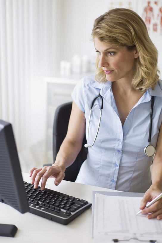 西方人,一个人,医生,医院,坐,竖图,室内,白天,正面,电脑,显示器,鼠标,键盘,桌子,欧洲,欧洲人,仅一个女性,仅一个人,敲打,服装,网络,办公桌,注视,休闲装,输入,输入设备,通讯设备,衣服,听诊器,打字,观察,看,仅一个中年女性,医护人员,医疗人员,休闲,休闲服,台式电脑,服饰,观看,点击,敲击,察看,医疗设备,关注,医疗器械,通信设备,医疗工具,输出设备,医疗机构,检测工具,按键,女人,女性,中年女性,白种人,大夫,坐着,半身,彩图,病院,诊所