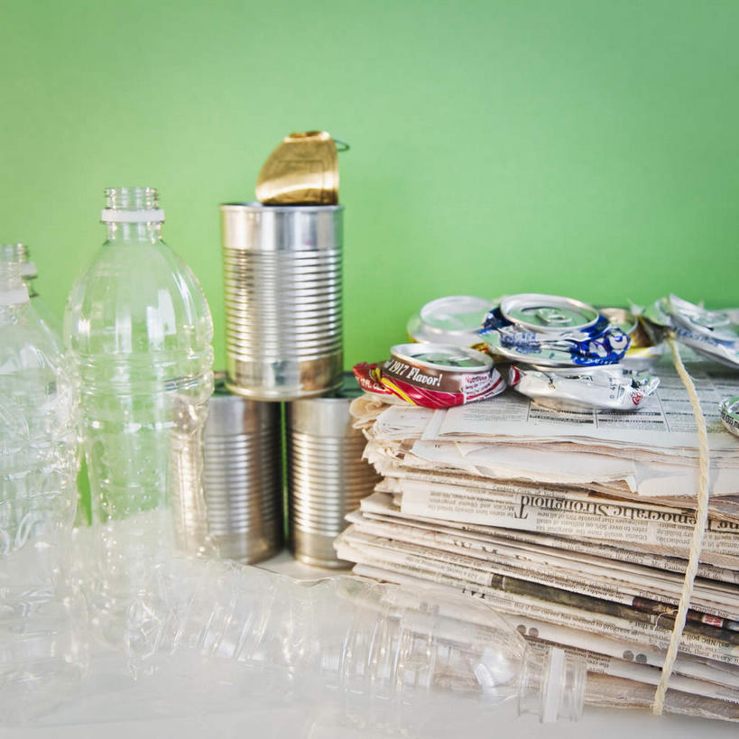 无人,方图,室内,白天,正面,阅读,桌面,桌子,报纸,金属制品,一堆,许多,学习,绿色背景,堆叠,堆积,环保,金属,木制,包装,罐子,很多,饮料,木制品,瓶子,容器,塑料制品,看,塑料瓶,浏览,摄影,影棚,能源,易拉罐,堆,回收,资源,利用,低碳,循环,持续,彩图,影棚拍摄,拍摄