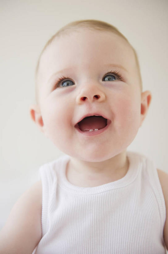 西方人,婴儿,儿童,脸,头,脸颊,一个人,笑,微笑,露齿笑,竖图,室内,特写,白天,白色背景,正面,婴儿服装,纯洁,欧洲,欧洲人,仅一个人,注视,肩膀,小孩,观察,看,张嘴,可爱,摄影,活泼,影棚,观看,察看,关注,宝宝,张大嘴巴,纯真,烂漫,无邪,伶俐,天真,白种人,孩子,头部,脸部,脸蛋,面部,张开嘴,半身,彩图,影棚拍摄,婴儿服,拍摄