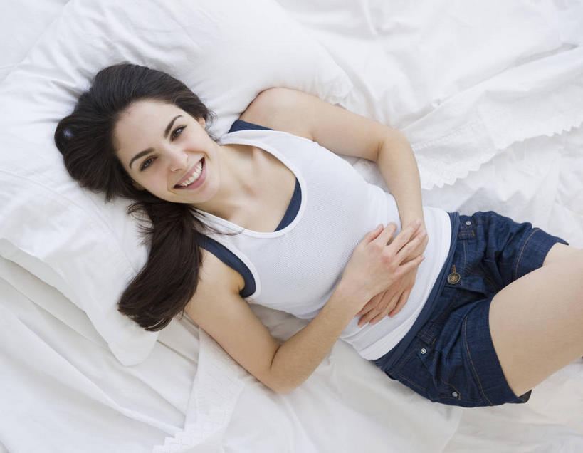 西方人,一个人,躺,笑,微笑,露齿笑,横图,俯视,室内,白天,床,卧室,欧洲,欧洲人,仅一个年轻女性,仅一个女性,仅一个人,服装,双人床,床单,注视,休闲装,被子,衣服,观察,看,休闲,休闲服,服饰,观看,察看,被单,关注,卧着,年轻女性,女人,女性,白种人,躺着,卧,半身,彩图,高角度拍摄,睡房,卧房