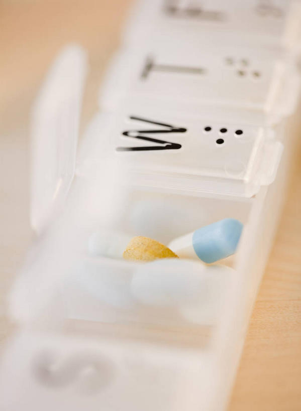 无人,竖图,俯视,室内,特写,白天,安全,桌面,桌子,静物,一堆,许多,堆叠,堆积,朦胧,模糊,木制,英文,标志,文字,药剂,药丸,字符,塑料,字母,防护,很多,标识,药片,盒子,木制品,容器,塑料制品,药品,治疗,储藏,堆,英文字母,保护,药物,医疗,储存,保险,预防,平安,彩图,高角度拍摄,贮存