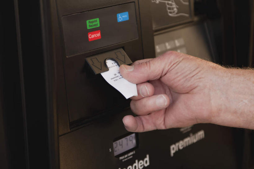 西方人,手,一个人,横图,俯视,室外,特写,白天,购物,消费,机器,欧洲,欧洲人,仅一个男性,仅一个人,仅一个中年男性,握,阴影,朦胧,模糊,反射,英文,标志,文字,影子,字符,字母,设备,标识,自动贩卖机,自动售货机,手部,握着,金融,百货,英文字母,单手,收银条,销售,发票,贩卖,选购,贸易,购物收据,购物小票,男人,男性,中年男性,白种人,半身,彩图,高角度拍摄,收据