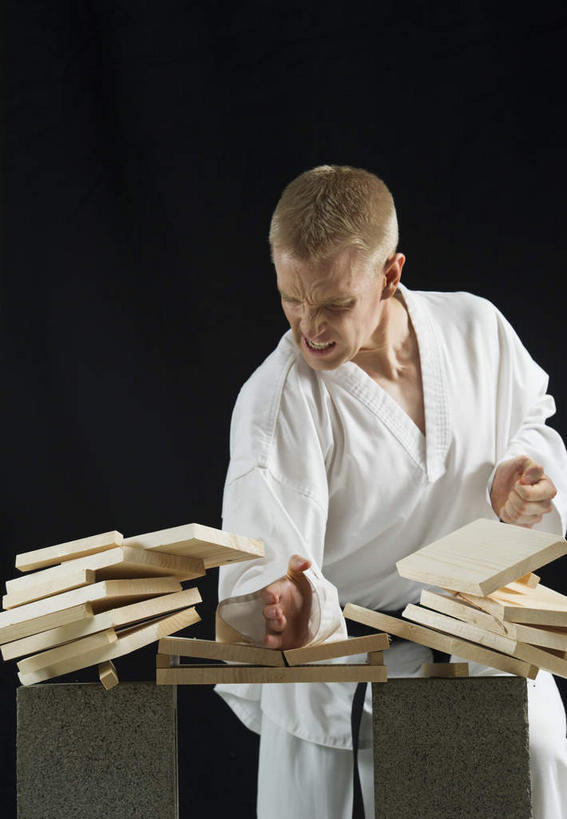 西方人,拳,一个人,站,竖图,室内,白天,正面,锻炼,运动,武术,欧洲,欧洲人,仅一个男性,仅一个人,一排,握,黑色背景,服装,破碎,整齐,木材,注视,木柴,排列,仅一个年轻男性,衣服,白色,观察,看,握拳,站着,击打,握着,摄影,服饰,木料,影棚,观看,堆,察看,破裂,衣着,穿着,队列,关注,搏击,空手道,柔道服,摧毁,衣饰,体育,男人,男性,年轻男性,白种人,拳头,站立,半身,彩图,影棚拍摄,健身,拍摄,空手,唐手,武道,练功服