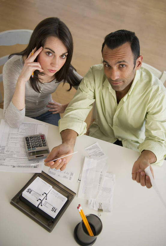 西方人,两个人,坐,竖图,俯视,室内,白天,爱情,计算器,地板,桌面,桌子,椅子,笔筒,台历,欧洲,欧洲人,撑,握,服装,时间,计算,科学,木制,笔,材料,档案,文件,木椅,办公用品,地面,浪漫,拿,计时,拿着,扭头,托腮,注视,休闲装,手叉腰,木地板,文具,衣服,木制品,铅笔,容器,学习用品,资料,叉腰,观察,看,双手摊开,托,转头,休闲,温暖,温馨,休闲服,器皿,恩爱,无奈,握着,理财,财务,恋人,服饰,观看,储藏,遗憾,烦恼,文具用品,日期,和睦,察看,单据,票据,储存,关注,数学,托下巴,文档,单子,可惜,无计可施,惋惜,怜惜,无语,插笔器具,文房用具,单手叉腰,单手托腮,男人,男性,年轻女性,女人,女性,中年男性,白种人,情侣,日历,抬头,仰头,坐着,半身,彩图,高角度拍摄,伴侣,融洽,贮存