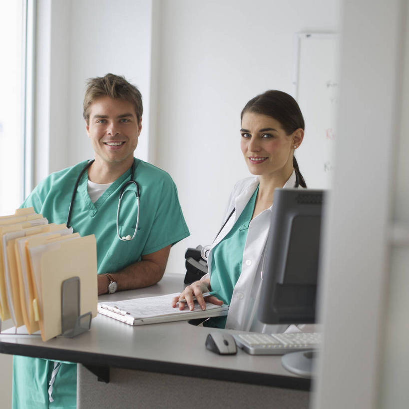 西方人,两个人,同事,医生,办公室,站,笑,打电话,微笑,露齿笑,方图,室内,白天,正面,工作服,制服,成功,合作,团队,集体,信心,电脑,显示器,鼠标,键盘,窗户,家具,落地窗,桌子,电话,欧洲,欧洲人,握,服装,朦胧,模糊,网络,材料,档案,文件,办公桌,墙,拿,拿着,注视,输入设备,通讯设备,队伍,玻璃窗,墙壁,墙面,衣服,绿色,白板,话筒,听诊器,资料,观察,看,靠,靠着,倚靠,站着,医护人员,医疗人员,电话线,台式电脑,握着,服饰,观看,察看,医疗设备,领导,固定电话,倚着,衣着,白大褂,成就,穿着,关注,文档,医疗器械,通信设备,防护服,记录板,医疗工具,隔离服,合伙,领袖,输出设备,无菌服,记事板,实验服,办公家具,工作制服,衣饰,检测工具,交流,男人,男性,年轻女性,女人,女性,中年男性,白种人,大夫,电话机,沟通,通话,站立,半身,彩图,工作套服,防静电工装,隔工作服,洁净工装,洁净工作服,净化服,无尘工作服,无尘衣,实验衣