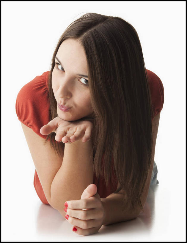 西方人,嘴,一个人,吻,竖图,室内,白天,白色背景,正面,欧洲,欧洲人,仅一个年轻女性,仅一个女性,仅一个人,撑,阴影,服装,反射,影子,托腮,注视,休闲装,衣服,红色,嘟嘴,观察,看,趴着,托,休闲,休闲服,撅嘴,摄影,服饰,影棚,观看,察看,关注,托下巴,单手托腮,年轻女性,女人,女性,白种人,嘴巴,嘴唇,趴,亲,亲吻,彩图,全身,影棚拍摄,拍摄,飞吻