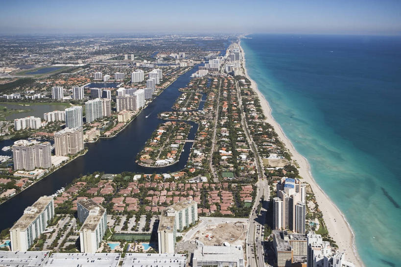 无人,高楼大厦,横图,全景,俯视,航拍,室外,白天,度假,草地,草坪,海浪,海洋,河流,美景,水,天际线,植物,城市风光,标志建筑,城市,大厦,地标,建筑,摩天大楼,美国,河水,景观,浪花,水流,水平线,建筑群,辽阔,海平线,娱乐,建设,体育场,草,树,树木,蓝色,绿色,蓝天,天空,自然,海水,天,享受,休闲,广阔,景色,放松,生长,晴朗,成长,一望无际,北美,北美洲,鸟瞰,美洲,海景,佛罗里达,佛罗里达州,迈阿密,佛州,阳光州,万里无云,北亚美利加洲,亚美利加洲,无边无际,一马平川,大海,风浪,海,海水的波动,近岸浪,涌浪,晴空,晴空万里,彩图,高角度拍摄,大楼,高层建筑,高楼,摩天楼,县治,戴德县,迈阿密.戴德县,水天相接,水天一线