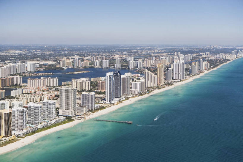 无人,高楼大厦,横图,全景,俯视,航拍,室外,白天,度假,草地,草坪,海浪,海洋,河流,美景,水,天际线,植物,城市风光,标志建筑,城市,大厦,地标,建筑,摩天大楼,美国,河水,景观,浪花,水流,水平线,建筑群,辽阔,海平线,娱乐,建设,体育场,草,树,树木,蓝色,绿色,蓝天,天空,自然,海水,天,享受,休闲,广阔,景色,放松,生长,晴朗,成长,一望无际,北美,北美洲,鸟瞰,美洲,海景,佛罗里达,佛罗里达州,迈阿密,佛州,阳光州,万里无云,北亚美利加洲,亚美利加洲,无边无际,一马平川,大海,风浪,海,海水的波动,近岸浪,涌浪,晴空,晴空万里,彩图,高角度拍摄,大楼,高层建筑,高楼,摩天楼,县治,戴德县,迈阿密.戴德县,水天相接,水天一线