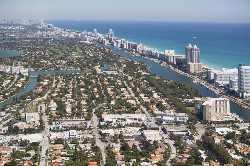 无人,高楼大厦,横图,全景,俯视,航拍,室外,白天,度假,草地,草坪,海浪,海洋,河流,美景,水,天际线,植物,城市风光,标志建筑,城市,大厦,地标,建筑,摩天大楼,美国,河水,景观,浪花,水流,水平线,建筑群,辽阔,海平线,娱乐,建设,体育场,草,树,树木,蓝色,绿色,蓝天,天空,自然,海水,天,享受,休闲,广阔,景色,放松,生长,晴朗,成长,一望无际,北美,北美洲,鸟瞰,美洲,海景,佛罗里达,佛罗里达州,迈阿密,佛州,阳光州,万里无云,北亚美利加洲,亚美利加洲,无边无际,一马平川,大海,风浪,海,海水的波动,近岸浪,涌浪,晴空,晴空万里,彩图,高角度拍摄,大楼,高层建筑,高楼,摩天楼,县治,戴德县,迈阿密.戴德县,水天相接,水天一线