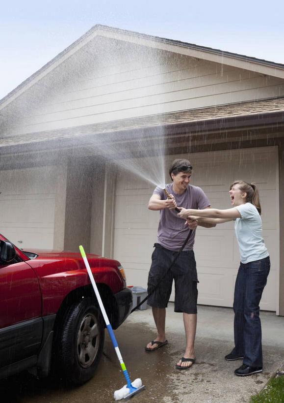 西方人,两个人,家,站,笑,微笑,露齿笑,竖图,室外,白天,正面,爱情,别墅,越野车,汽车,欧洲,欧洲人,握,阴影,飞溅,服装,溅,光线,工具,液体,影子,塑料,房屋,屋子,水滴,公寓,浪漫,拿,拿着,注视,休闲装,水管,洋房,楼房,拖把,住宅,车,水珠,衣服,红色,蓝色,蓝天,天空,阳光,塑料制品,交通工具,天,观察,看,清洁,站着,休闲,温暖,温馨,休闲服,恩爱,握着,恋人,服饰,晴朗,观看,软管,和睦,察看,卫生,关注,喷洒,载具,保洁,四驱车,万里无云,男人,男性,年轻男性,年轻女性,女人,女性,白种人,情侣,晴空,晴空万里,站立,彩图,全身,房子,伴侣,融洽