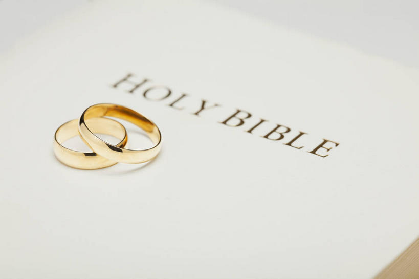 无人,横图,俯视,室内,特写,白天,爱情,婚礼,快乐,静物,书籍,两枚,阴影,节日,庆祝,反射,英文,标志,文字,影子,字符,字母,圣经,结婚,浪漫,文化,标识,装饰品,戒指,饰品,首饰,书本,祈祷,健康,喜庆,金色,恩爱,许愿,摄影,宗教,信仰,影棚,纪念,英文字母,祈求,信物,富贵,权利,经书,忠诚,手饰,富丽,名誉,荣华,平安,书,图书,彩图,高角度拍摄,影棚拍摄,高兴,拍摄,耶经