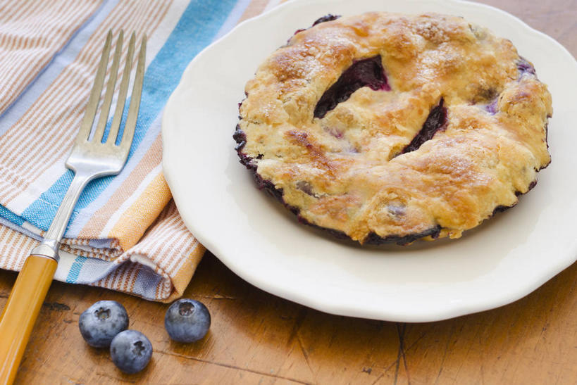 点心,无人,横图,俯视,室内,特写,白天,桌面,桌子,浆果,蓝莓,餐具,水果,阴影,新鲜,反射,木制,叉子,碟子,盘,影子,生食,食品,面点,果实,馅饼,食物,糕点,两个,盘子,餐巾,木制品,碟,摄影,有机食品,绿色食品,影棚,餐叉,保洁方巾,口布,进餐用具,山都柿,蓝浆果,蓝靛果,彩图,高角度拍摄,影棚拍摄,拍摄,蓝莓馅饼