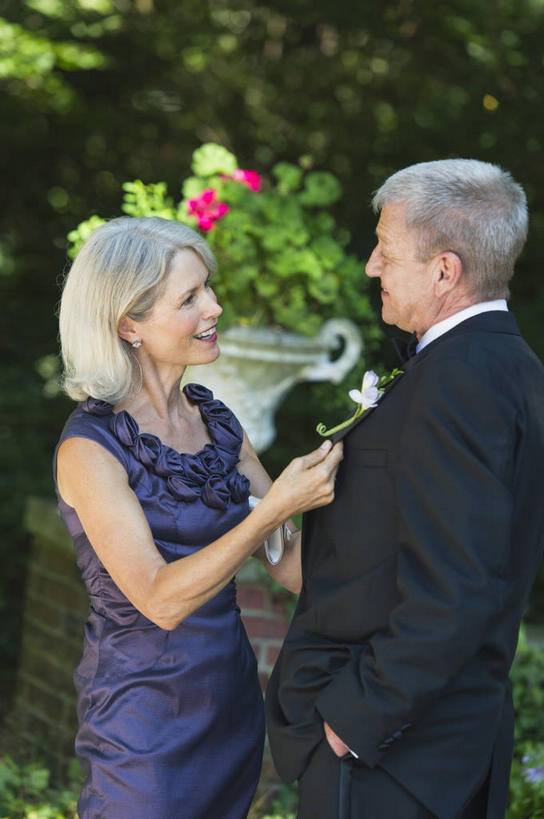 西方人,老年人,两个人,家庭,夫妻,站,笑,微笑,露齿笑,竖图,室外,白天,侧面,晚礼服,西装,爱情,婚礼,快乐,树林,植物,欧洲,欧洲人,握,套装,正装,朦胧,模糊,庆祝,装饰,盛开,胸花,结婚,浪漫,花蕾,注视,职业装,装饰品,花,花瓣,花朵,鲜花,树,树木,绿色,自然,耳环,饰品,首饰,花苞,花蕊,观察,看,站着,温暖,温馨,喜庆,一家人,恩爱,握着,恋人,生长,成长,观看,纪念,华丽,修饰,点缀,和睦,察看,关注,配饰,衬托,美观,雅致,雅观,耳饰,老年男性,老年女性,男人,男性,女人,女性,白种人,夫妇,情侣,站立,半身,彩图,晚宴服,舞会服,洋服,洋装,夜礼服,高兴,襟花,伴侣,融洽