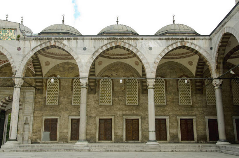 无人,横图,室外,白天,仰视,旅游,度假,名胜古迹,门,标志建筑,地标,建筑,土耳其,亚洲,一排,节日,遗迹,整齐,柱子,墙,拱门,首都,古迹,文化,文物,娱乐,建设,古建筑,墙壁,墙面,排列,天空,门框,天,祈祷,享受,休闲,健康,旅游胜地,放松,许愿,宗教,信仰,纪念,祈求,伊斯兰教,队列,清真寺,西亚,古文明,伊斯坦布尔,苏莱曼清真寺,平安,彩图,低角度拍摄,土耳其共和国