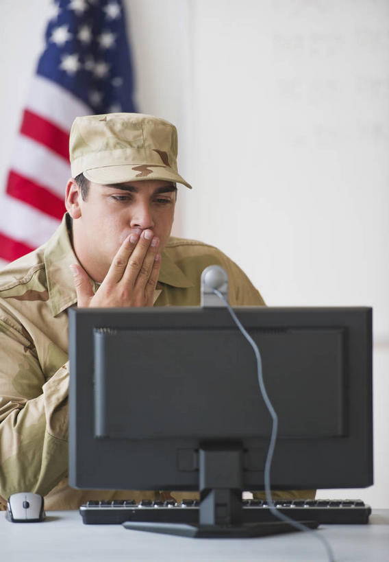 西方人,一个人,坐,吻,竖图,室内,白天,白色背景,正面,电脑,笔记本电脑,桌子,旗帜,国旗,帽子,欧洲,欧洲人,仅一个男性,仅一个人,仅一个中年男性,一面,网络,办公桌,注视,通讯设备,星条旗,观察,看,美国国旗,摄影,军帽,影棚,观看,军人,一台,察看,无线,关注,迷彩服,军服,通信设备,无线网络,无线上网,便携式电脑,平板电脑,一顶,伪装服,野战服,作战服,手提电脑,男人,男性,中年男性,白种人,旗,亲,亲吻,坐着,半身,彩图,影棚拍摄,拍摄,美利坚合众国国旗,飞吻