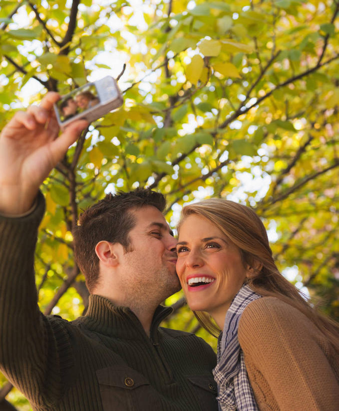 西方人,两个人,站,举,闭眼,笑,吻,微笑,露齿笑,竖图,室外,白天,仰视,爱情,秋季,树林,植物,相机,欧洲,欧洲人,服装,装饰,枝条,浪漫,注视,休闲装,树,树木,树枝,拍照,衣服,绿色,天空,自然,数码相机,围巾,天,观察,看,靠,靠着,托,站着,休闲,温暖,温馨,休闲服,恩爱,恋人,摄影,服饰,生长,成长,围脖,观看,保暖,华丽,点缀,和睦,察看,御寒,关注,一部,衬托,美观,雅致,雅观,虬枝,枝杈,男人,男性,年轻男性,年轻女性,女人,女性,白种人,情侣,照相机,秋,秋天,闭眼睛,闭着眼,闭着眼睛,举起,举手,举着,亲,亲吻,向上举,向上伸,向上托,站立,半身,彩图,低角度拍摄,照相,伴侣,融洽