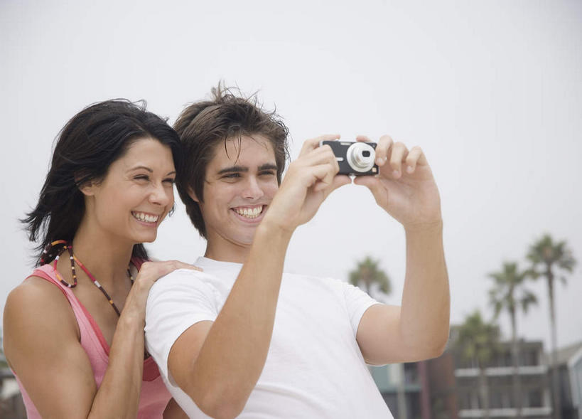 西方人,两个人,站,笑,微笑,露齿笑,横图,室外,白天,正面,爱情,旅游,度假,美景,植物,棕榈树,相机,项链,叶子,欧洲,欧洲人,服装,景观,绿叶,浪漫,注视,休闲装,娱乐,装饰品,树,树木,一个,拍照,衣服,蓝色,绿色,蓝天,天空,自然,饰品,首饰,数码相机,天,观察,看,站着,享受,休闲,温暖,温馨,休闲服,嫩叶,景色,恩爱,放松,搭,恋人,摄影,服饰,生长,晴朗,单个,成长,观看,和睦,察看,搭着,关注,自然风光,棕榈叶,万里无云,男人,男性,年轻男性,年轻女性,女人,女性,白种人,情侣,叶,叶片,照相机,晴空,晴空万里,站立,半身,彩图,照相,伴侣,融洽