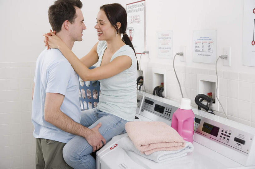 西方人,两个人,家庭,夫妻,站,坐,抱,笑,微笑,露齿笑,横图,室内,白天,侧面,爱情,欧洲,欧洲人,服装,裤子,电器,纺织物,墙,插座,浪漫,注视,牛仔裤,休闲装,相视,墙壁,墙面,衣服,毛巾,观察,看,清洁,站着,休闲,温暖,温馨,一家人,面对面,休闲服,恩爱,恋人,服饰,洗衣机,抱着,观看,对视,保暖,和睦,察看,家电,家用电器,互视,搂着,关注,相对,插线板,拖线板,透气,防水,相看,电源转换器,排插,储水,耐磨,吸水,男人,男性,年轻男性,年轻女性,女人,女性,白种人,年轻人,夫妇,情侣,怀抱,搂,搂抱,清洗,洗涤,相抱,拥抱,站立,坐着,半身,彩图,伴侣,融洽