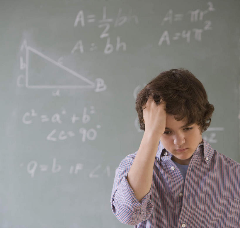 西方人,儿童,一个人,站,摸,横图,室内,白天,正面,失败,纯洁,欧洲,欧洲人,仅一个男性,仅一个人,抚摸,服装,沮丧,英文,标志,数字,图形,文字,字符,字母,注视,休闲装,标识,小孩,衣服,黑板,低头,观察,看,站着,仅一个小孩,休闲,教室,难受,休闲服,可爱,童年,童趣,无奈,教学,阿拉伯数字,服饰,观看,英文字母,失望,悲伤,察看,课堂,伤心,难过,关注,失落,童真,烂漫,无邪,颓废,挫败,受挫,落败,落空,错过,失足,失意,失策,失算,颓丧,衰颓,悲哀,懊丧,颓靡,气馁,丧气,垂头,耐磨,教学黑板,败北,挫折,失利,天真,男孩,男人,男性,白种人,孩子,触摸,接触,站立,半身,彩图,几何图形,男生