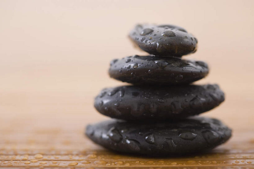 无人,竖图,室内,特写,白天,正面,石头,水,露水,地板,一排,阴影,朦胧,模糊,整齐,透明,反射,石子,液体,影子,水滴,地面,木地板,水珠,排列,黑色,露珠,鹅卵石,四块,生机,堆,队列,剔透,按摩石,灵动,通明,石块,彩图,晶莹