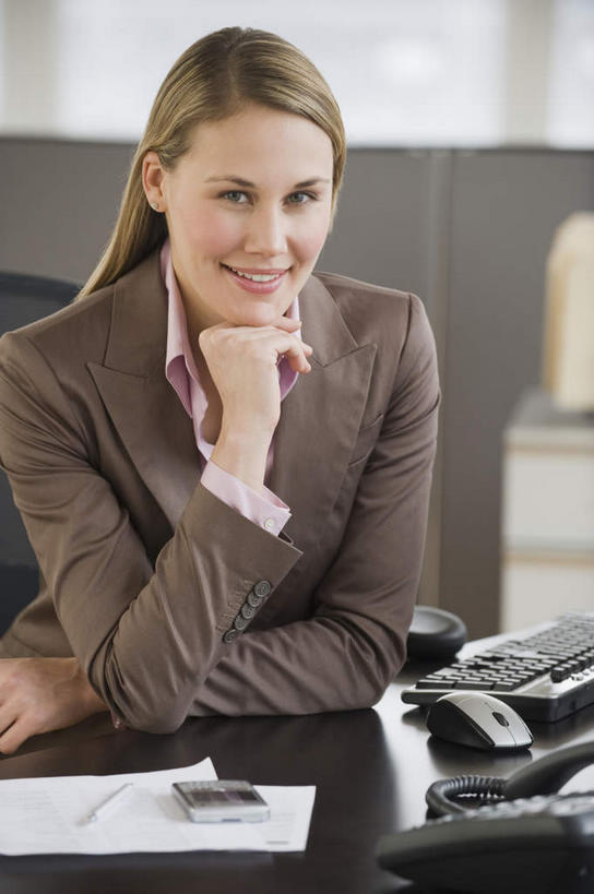 西方人,一个人,办公室,坐,笑,打电话,微笑,露齿笑,竖图,室内,白天,正面,窗户,家具,桌子,电话,手机,椅子,欧洲,欧洲人,仅一个年轻女性,仅一个女性,仅一个人,撑,朦胧,模糊,材料,档案,文件,纸,办公桌,托腮,注视,通讯设备,玻璃窗,话筒,会议椅,手稿,资料,观察,看,托,电话线,观看,办公椅,证明,察看,固定电话,关注,托下巴,文档,办公家具,商务椅,培训椅,交流,年轻女性,女人,女性,白种人,电话机,沟通,通话,坐着,半身,彩图