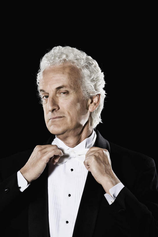 西方人,脸,头,脸颊,手,一个人,站,竖图,室内,特写,白天,白色背景,正面,衬衫,西装,欧洲,欧洲人,双手,仅一个男性,仅一个人,仅一个中年男性,握,阴影,套装,正装,反射,领结,影子,注视,职业装,肩膀,观察,看,站着,手部,握着,摄影,影棚,观看,察看,象征,庄重,关注,身份,正式,地位,男人,男性,中年男性,白种人,头部,脸部,脸蛋,面部,站立,半身,彩图,影棚拍摄,衬衣,拍摄